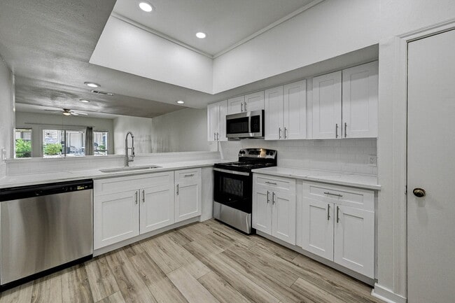 Building Photo - 2022 Lakewood Ct