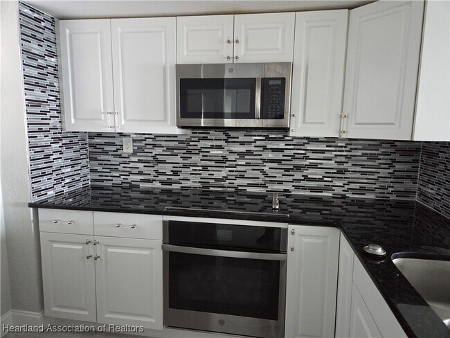 Building Photo - 2131 Lakeview Dr