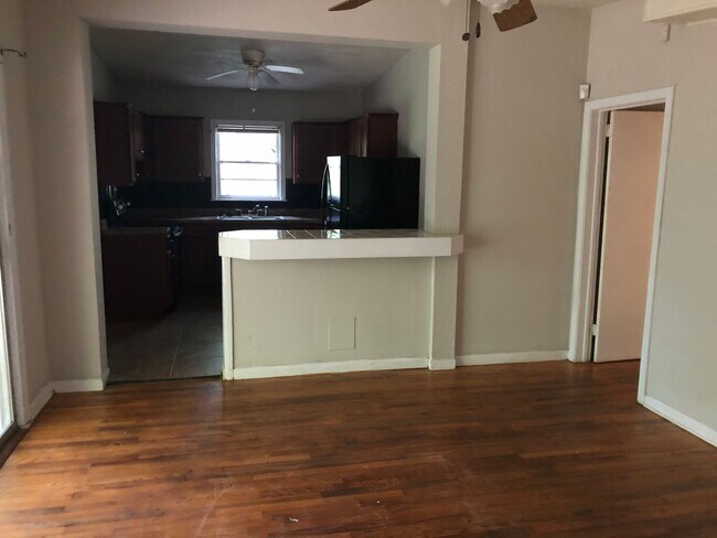 Building Photo - 4 Bed/ 2 bath House with Fenced Yard!! Available August 2026!