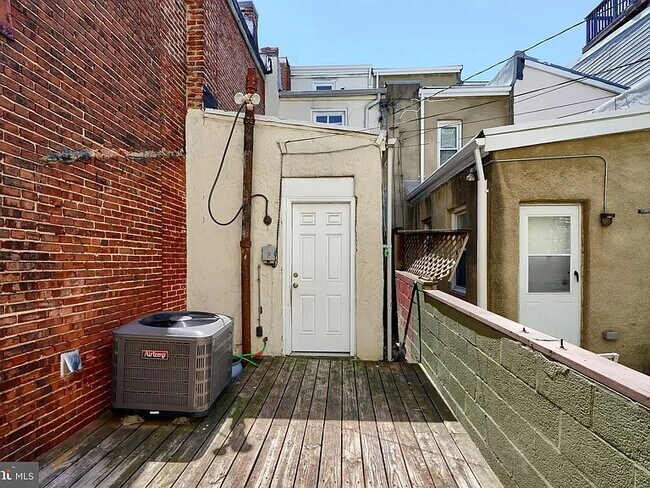 Building Photo - 2242 E Fairmount Ave