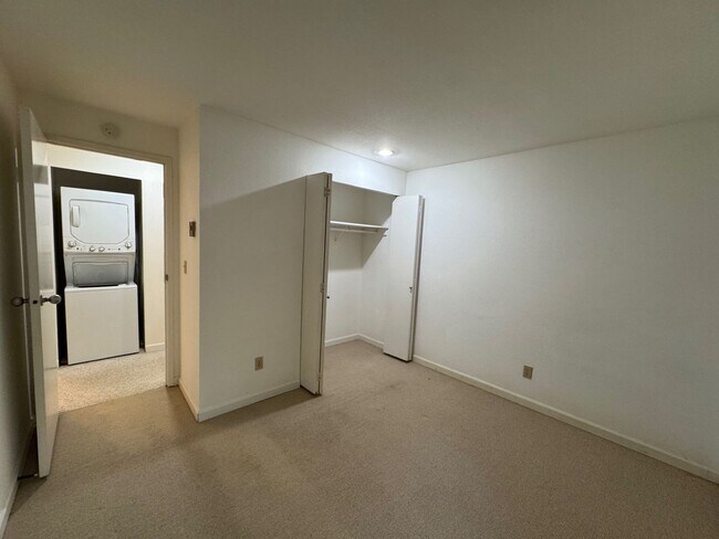 Building Photo - Cozy 2 Bed 1 Bath Condo, Wensley Court Factoria Bellevue