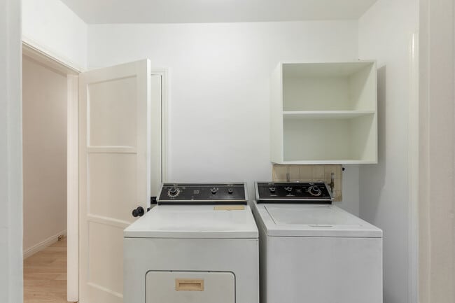 Building Photo - 1429 Ellsmere Ave