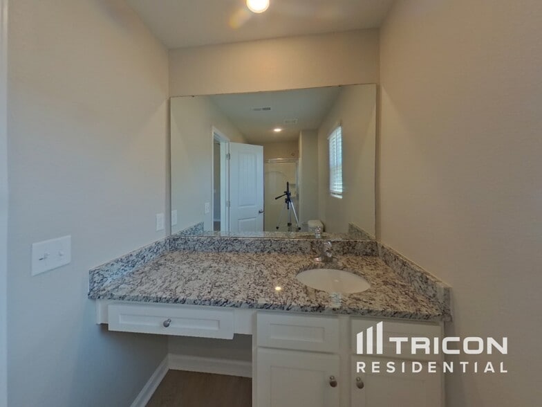 Building Photo - 2124 Southlea Dr