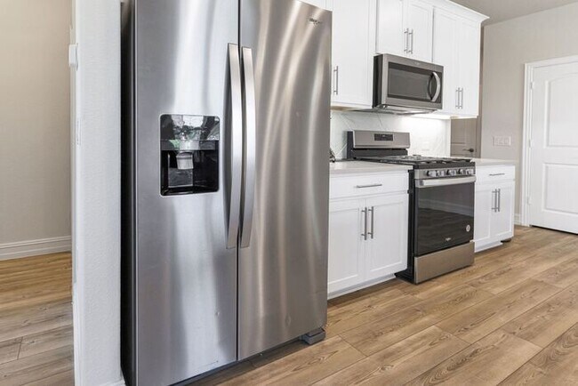 Building Photo - Like-New 4 Bedroom Home in Prime Garland Location