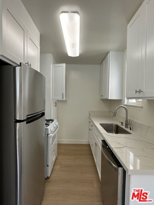 Building Photo - 517 S Kenmore Ave