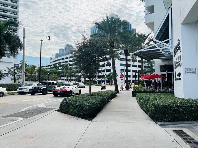 Building Photo - 1750 N Bayshore Dr