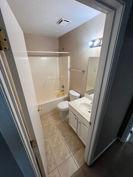 Building Photo - 108 Willow Way
