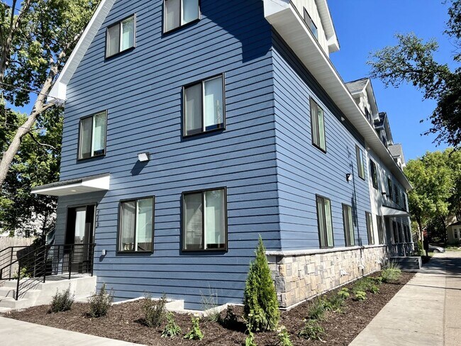 Building Photo - 707 13th Ave SE