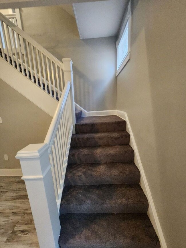 Building Photo - Spacious 3 Bedroom Duplex Near 10th and Sherman Dr.