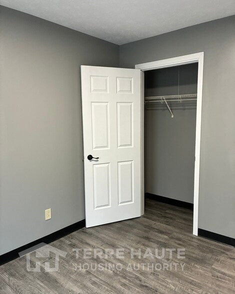 Building Photo - 505 S 13th 1/2 St