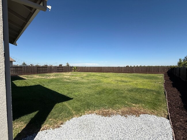 Building Photo - Single story home in with large backyard!