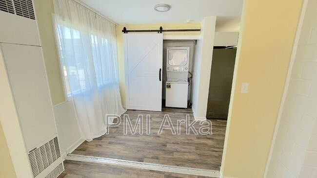 Building Photo - 317 Pelly Ave N