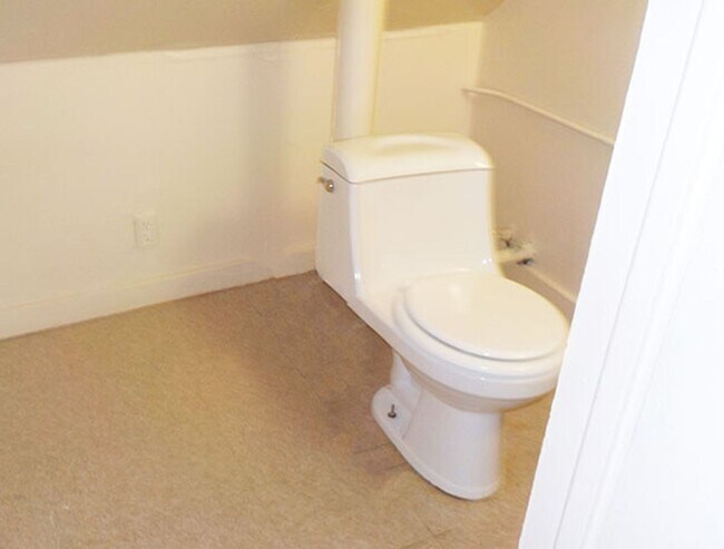 Building Photo - 4 Bedroom Duplex Close to Campus! - 6/1/26