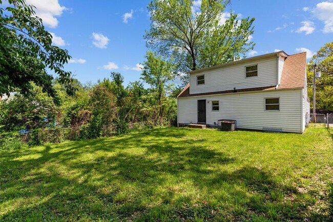 Building Photo - 8817 Blewett Ave