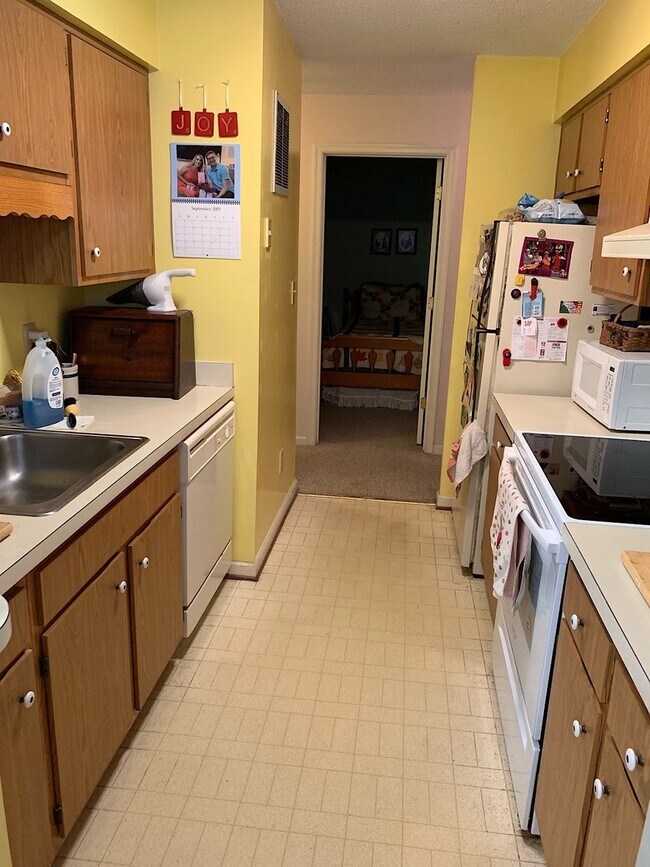 Building Photo - 298 Nantucket Place #113, Newport News, VA...