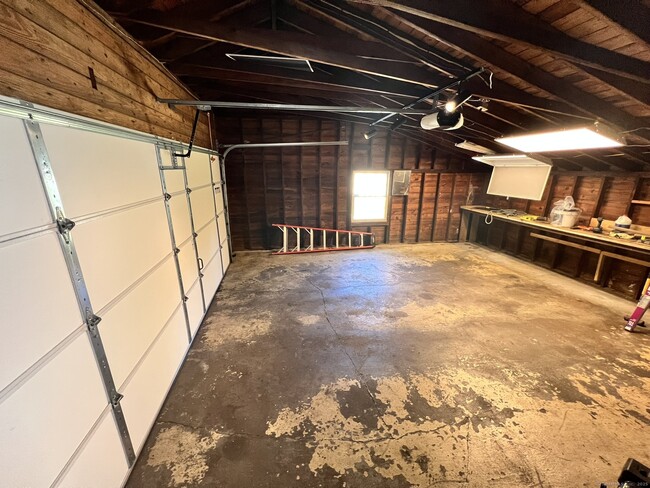 Building Photo - 122 Stone Rd