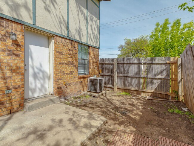 Building Photo - MOVE IN SPECIAL NO DEPOSIT OR APPLICATION ...