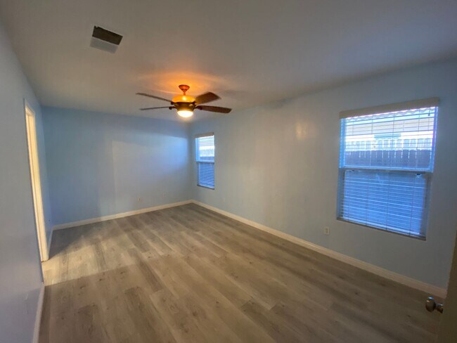 Building Photo - Adorable Home in NW Bakersfield