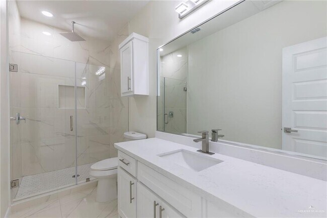 Building Photo - 21 Violet Ave W