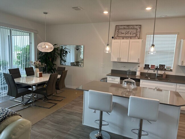 Building Photo - Beautiful 4 bedroom, 2 bathroom home near Legoland