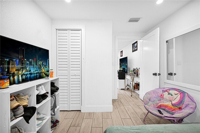 Building Photo - 6501 SW 4th St