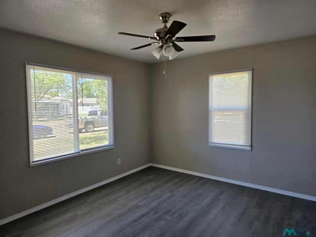 Building Photo - 105 E Plaza Dr