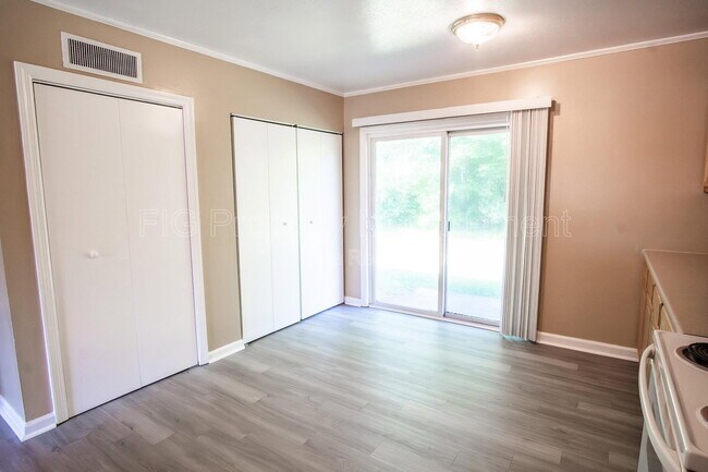 Building Photo - 113 Louella Dr