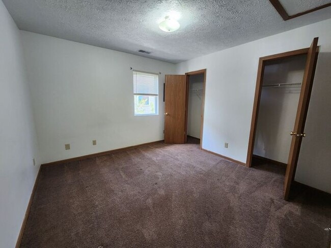 Building Photo - 1 Bedroom Apt - Pets Welcome!*