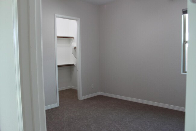 Building Photo - 3458 E Loma Vista St