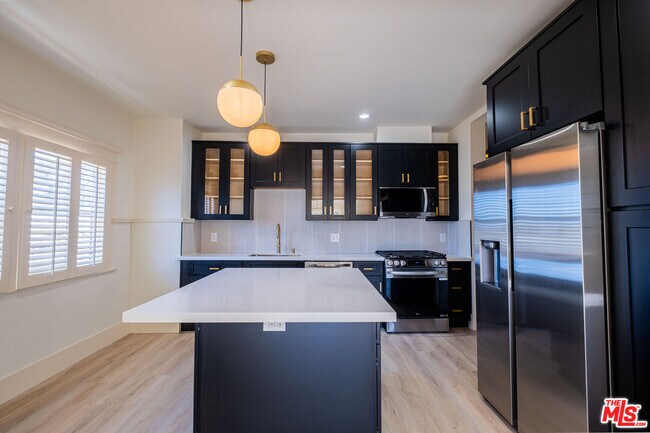 Building Photo - 216 N Catalina Ave