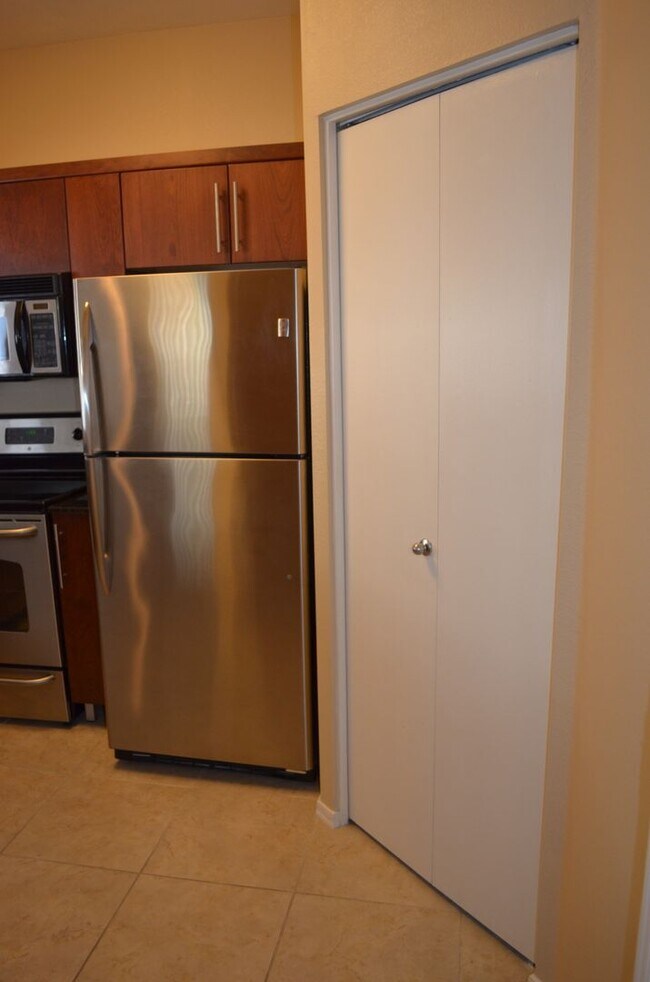 Building Photo - MOVE IN Special!!  Biltmore 2 bedroom!
