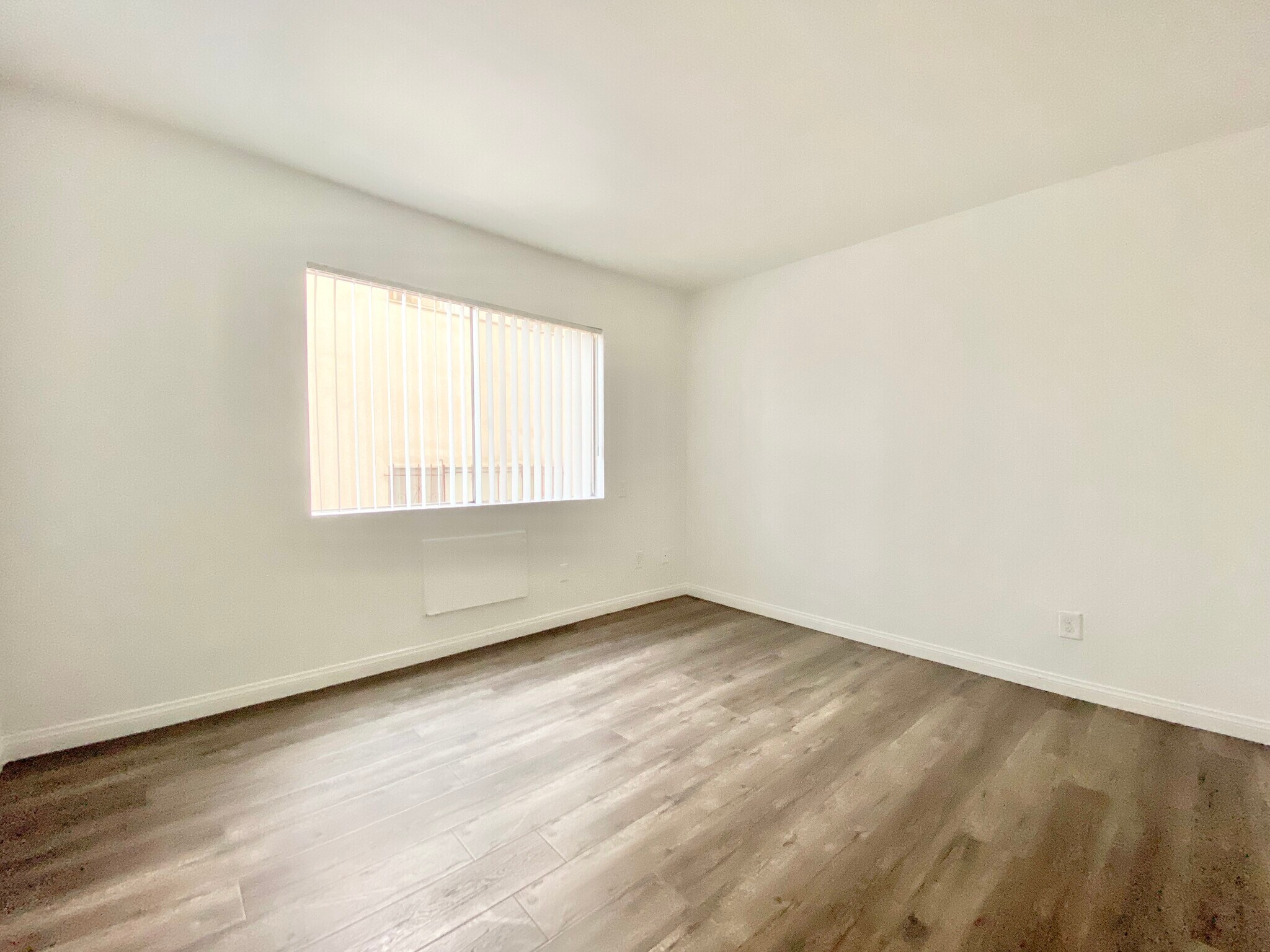 Building Photo - 833 S Berendo St