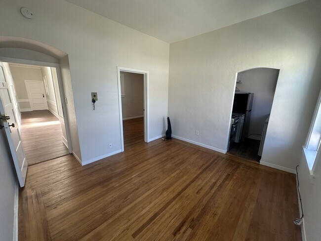 Building Photo - 2318 Santa Clara Ave