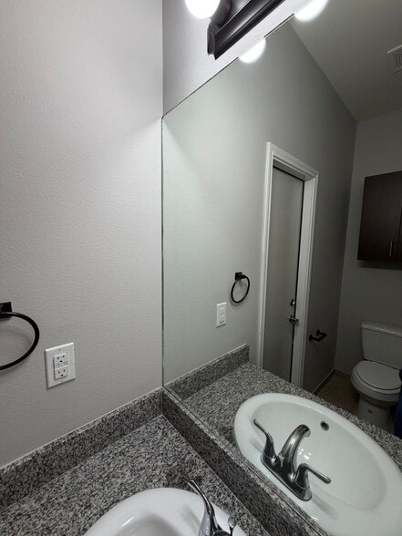 Building Photo - 305 S 25th St