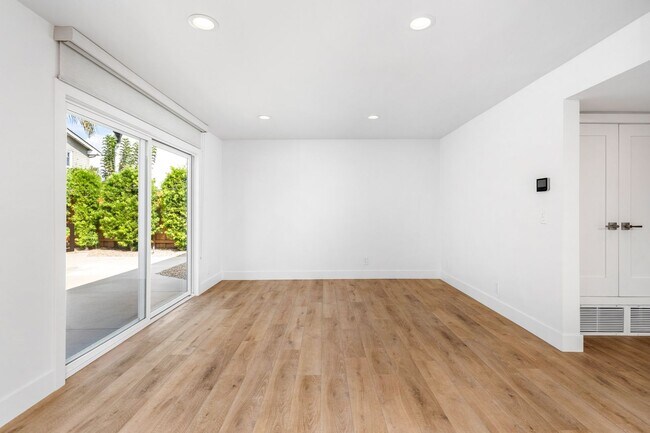 Building Photo - REMODELED 4 BD/3.5 BA RANCH STYLE HOME IN DOVER SHORES