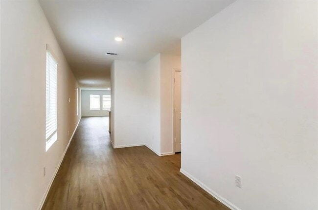 Building Photo - 621 Roaring Fls Dr