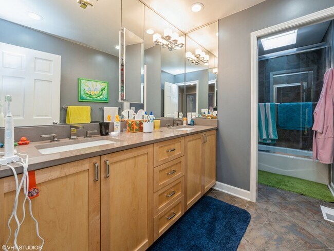 Building Photo - 445 Blue Ash Dr