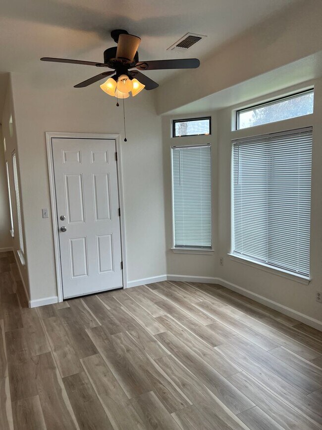 Building Photo - Beautiful Family Home