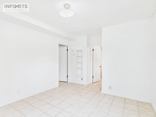 Building Photo - One Bedroom Apartment in the Heart of Down...