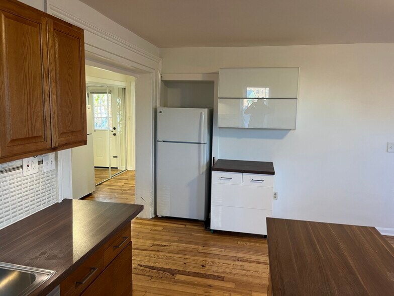 Building Photo - 15 Locust St