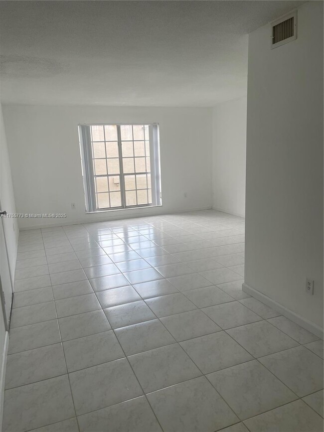 Building Photo - 10790 N Kendall Dr