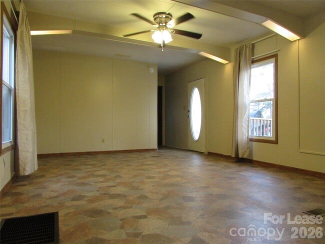 Building Photo - 124 Cove View Dr