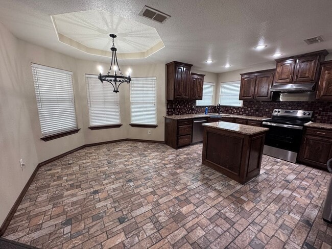 Building Photo - Beautiful 4 bed 2 bath home Available Now!