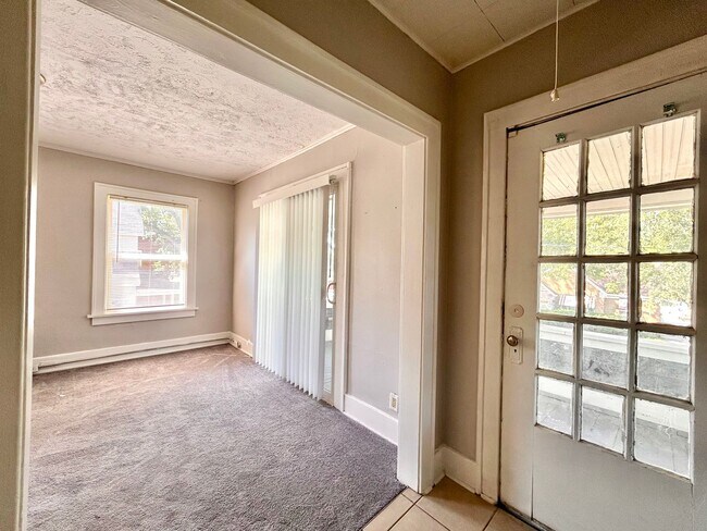 Building Photo - 39 Iona Ave
