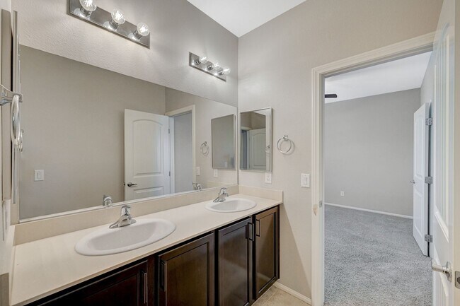 Building Photo - Beautiful DR Horton Home in Centennial Hil...