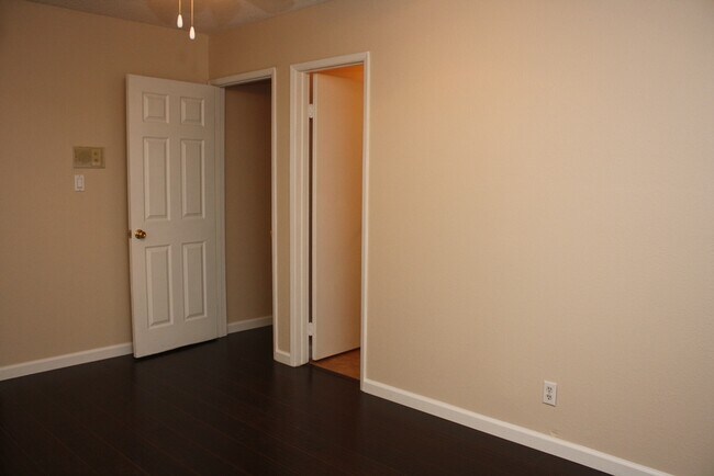 Building Photo - Superb Dual Master Townhome!