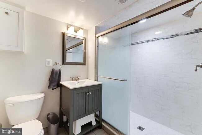 Building Photo - 241 Lynhaven Dr