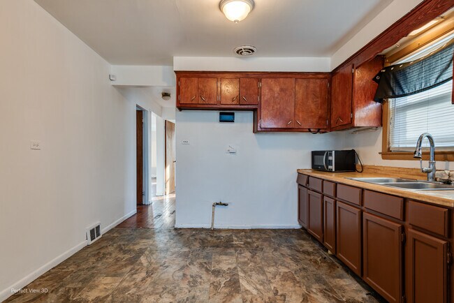 Building Photo - 2130 W 71st Pl