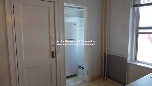 Building Photo - 90 Maple St