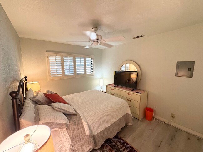 Building Photo - Long Term - Beautifully Updated 1 Bedroom Condo in Palm Springs Villas II
